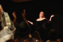 La superestrella del pop Adele habló de tomarse un descanso vocal durante su espectáculo en e ...