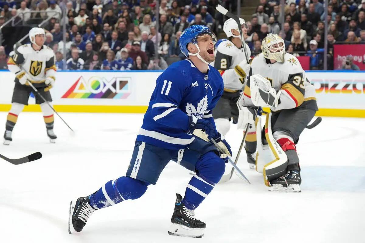 Max Domi (11) de los Toronto Maple Leafs reacciona después de disparar fuera de la red del por ...