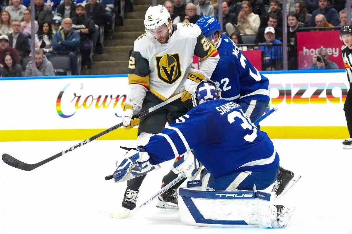 El portero de los Toronto Maple Leafs, Ilya Samsonov (35), realiza una atajada frente a Michael ...