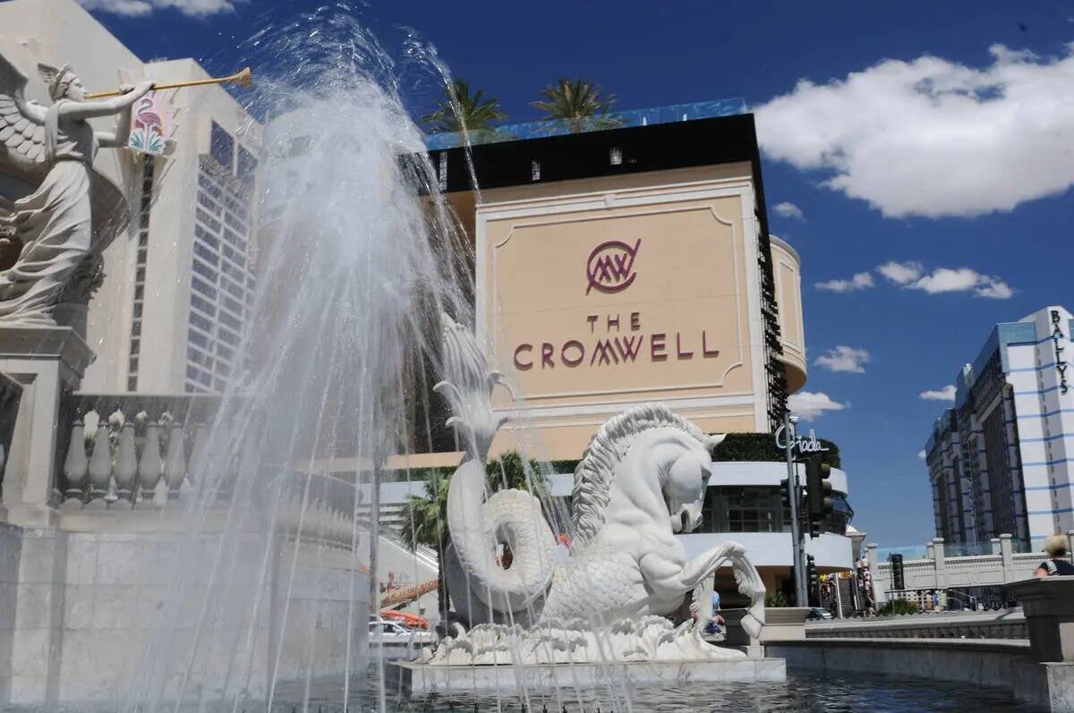El casino-hotel Cromwell en Las Vegas se ve durante la gran ceremonia de apertura el miércoles ...
