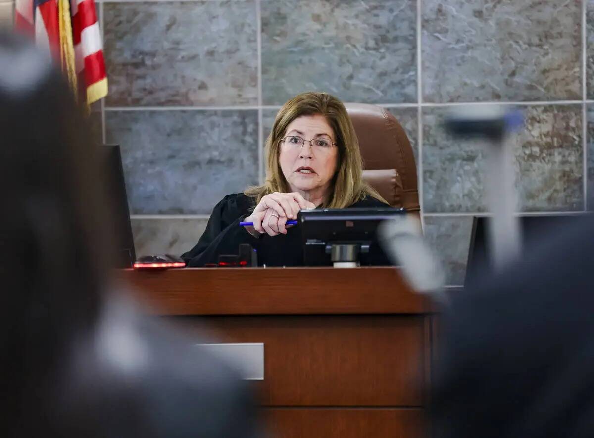 La jueza de distrito Susan Johnson se dirige al tribunal durante la lectura de cargos de Deobra ...
