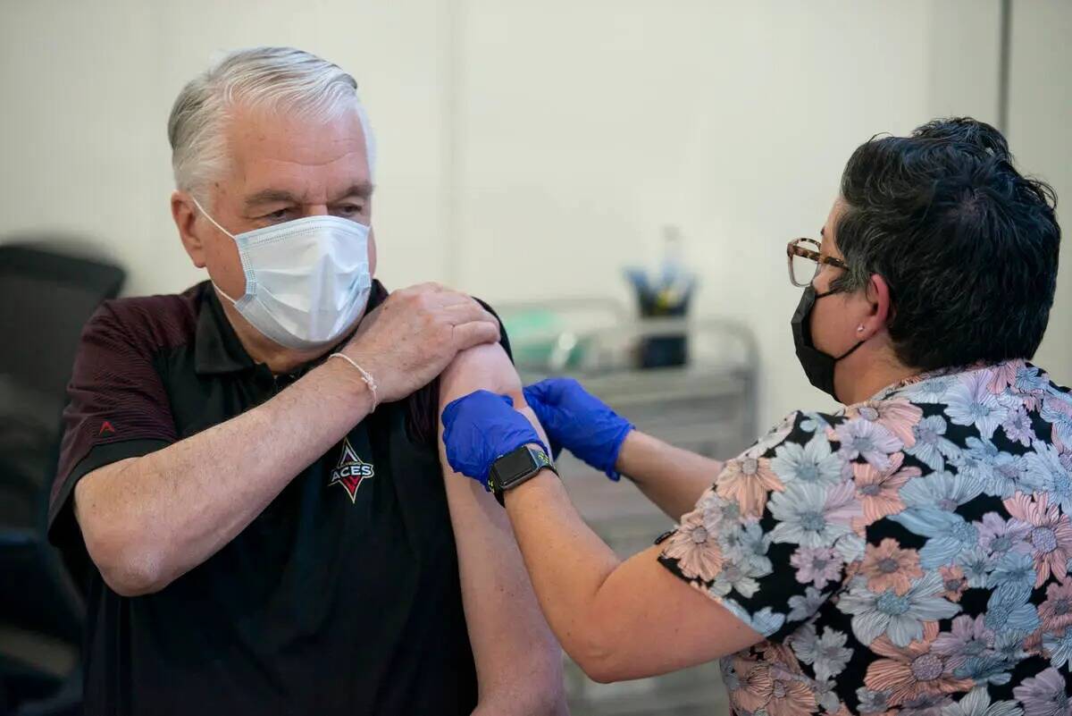 El gobernador de Nevada, Steve Sisolak, recibe un vendaje de la enfermera KJ Dionisio tras reci ...
