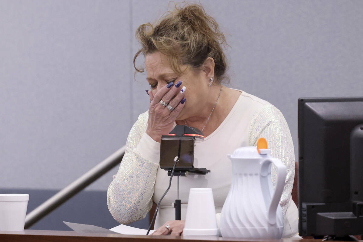 Judy Anderson, tía de Shyayn Bass, llora mientras lee una declaración de impacto de la vícti ...