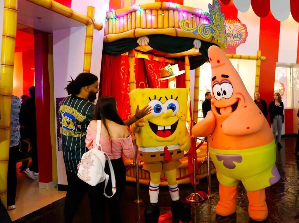 Bob Esponja y Patricio Estrella saludan a los invitados al entrar al SpongeBob's Crazy Carnaval ...