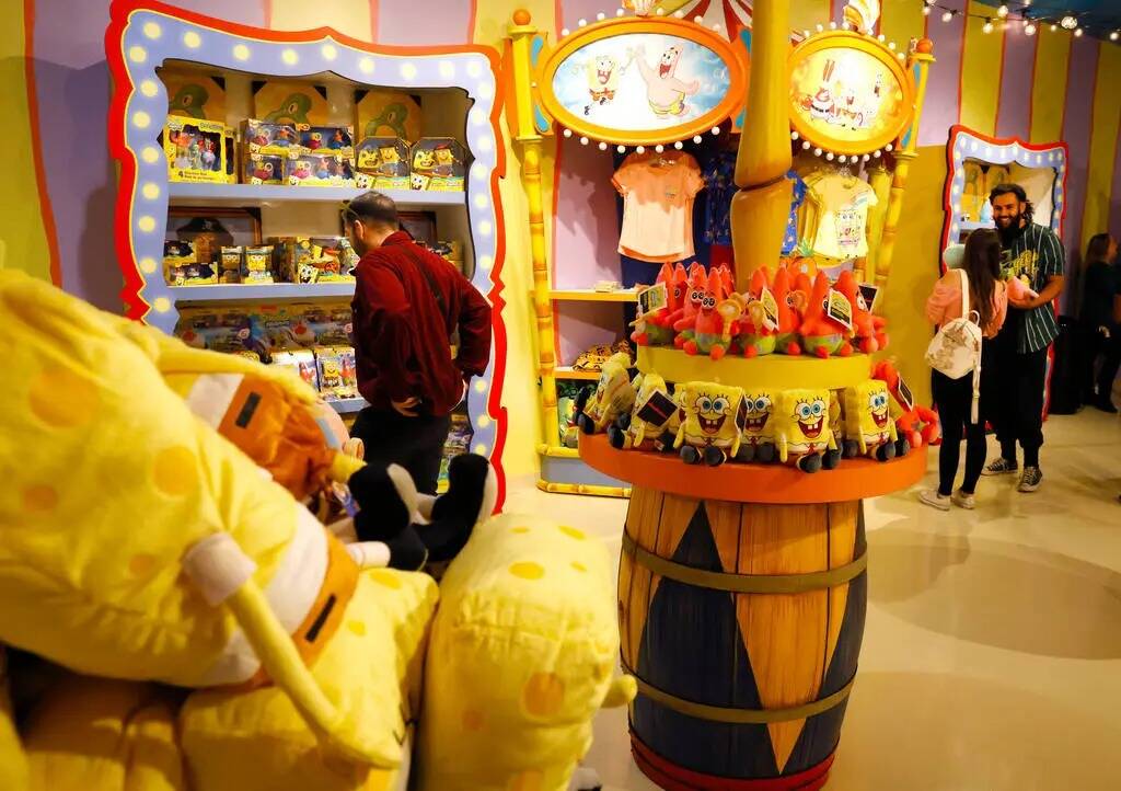 La gente echa un vistazo a la mercancía en la Tienda del SpongeBob's Crazy Carnaval Ride en el ...