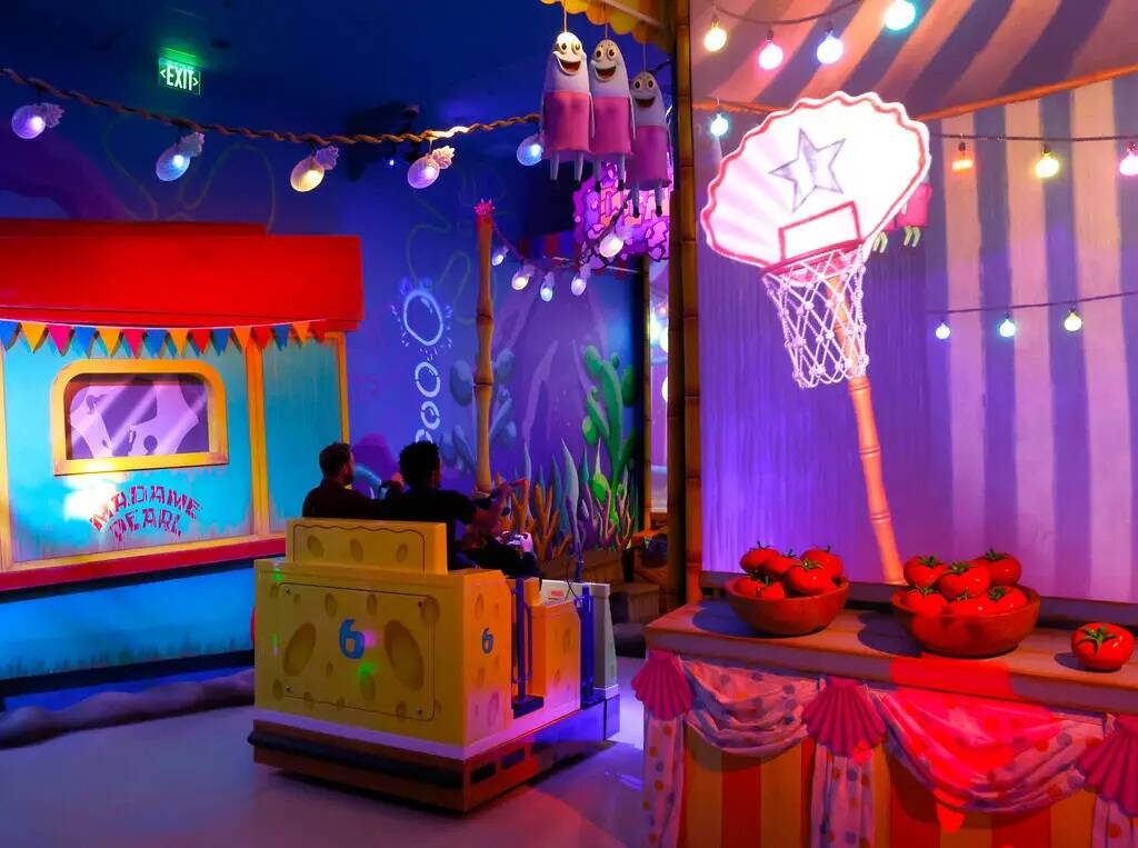 La gente experimenta el SpongeBob's Crazy Carnaval Ride en el Circus Circus, el viernes 1° de ...