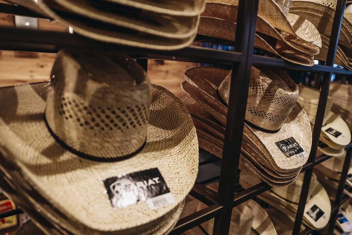 Sombreros en la nueva tienda Ariat en 63 Las Vegas, el jueves 29 de febrero de 2024, en Las Veg ...