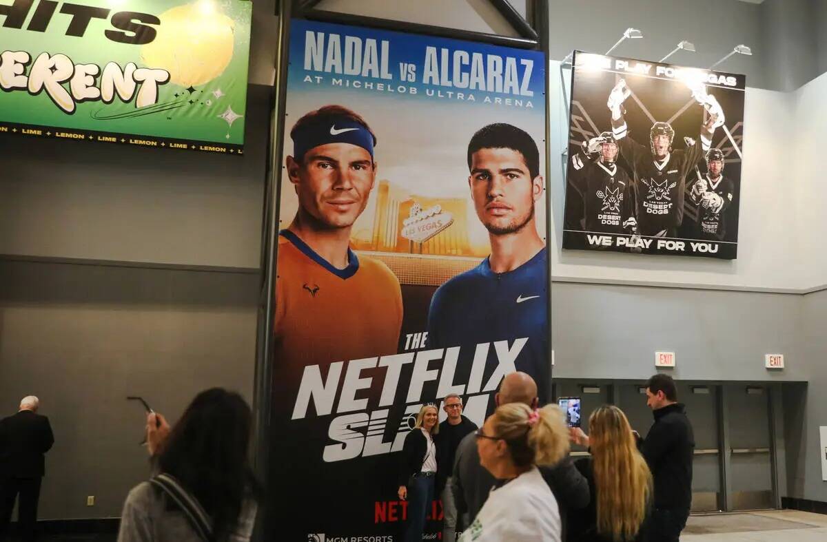 Un cartel que anuncia el partido de tenis en vivo de Netflix entre Rafael Nadal y Carlos Alcara ...