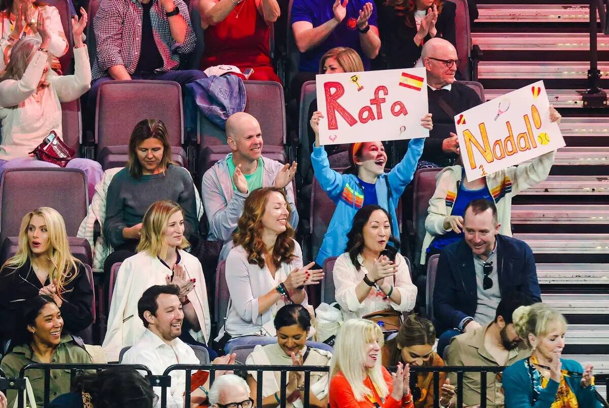Invitados sostienen carteles de apoyo a Rafael Nadal en el partido de tenis en vivo del Netflix ...