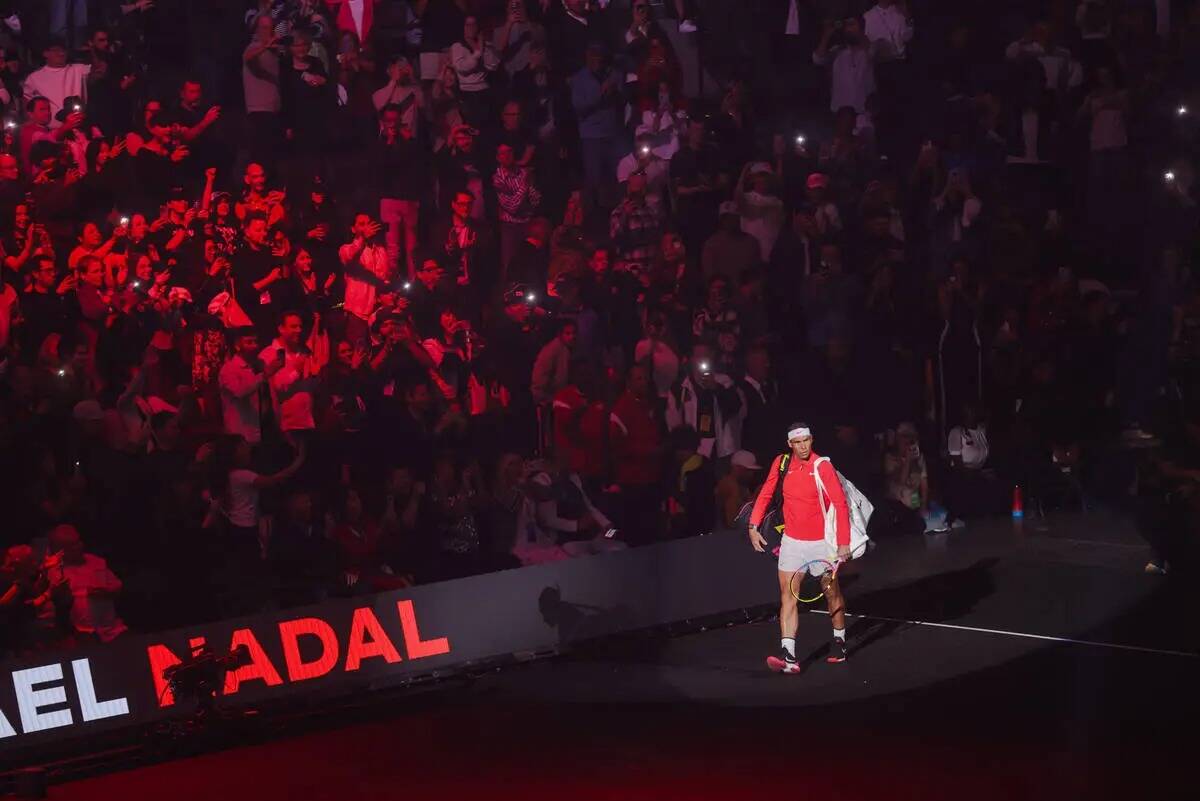Rafael Nadal entra en la pista para el Netflix Slam, un partido de tenis en vivo contra Carlos ...