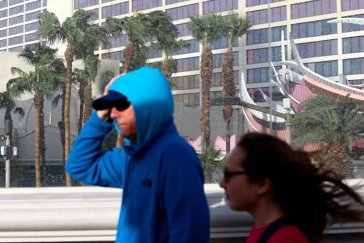 Visitantes del Strip de Las Vegas caminan por Las Vegas Boulevard a pesar del aviso de fuertes ...
