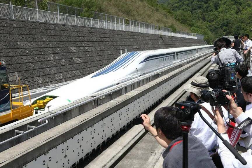 El tren de levitación magnética japonés alcanza las 374 mph y bate el récord mundial. (CNN)