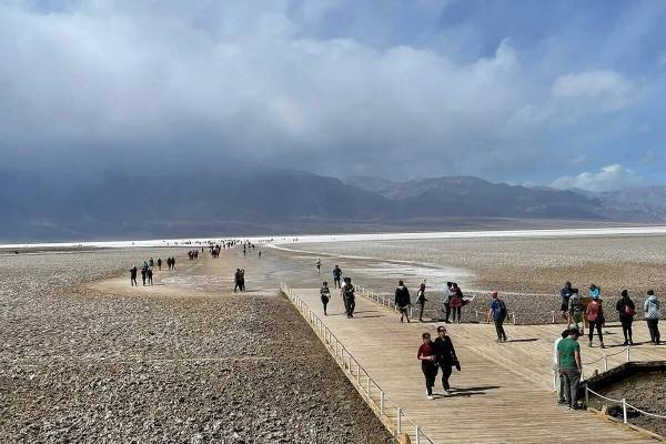 Visitantes observan lo que queda del lago Manly en Badwater Basin, en el Death Valley National ...
