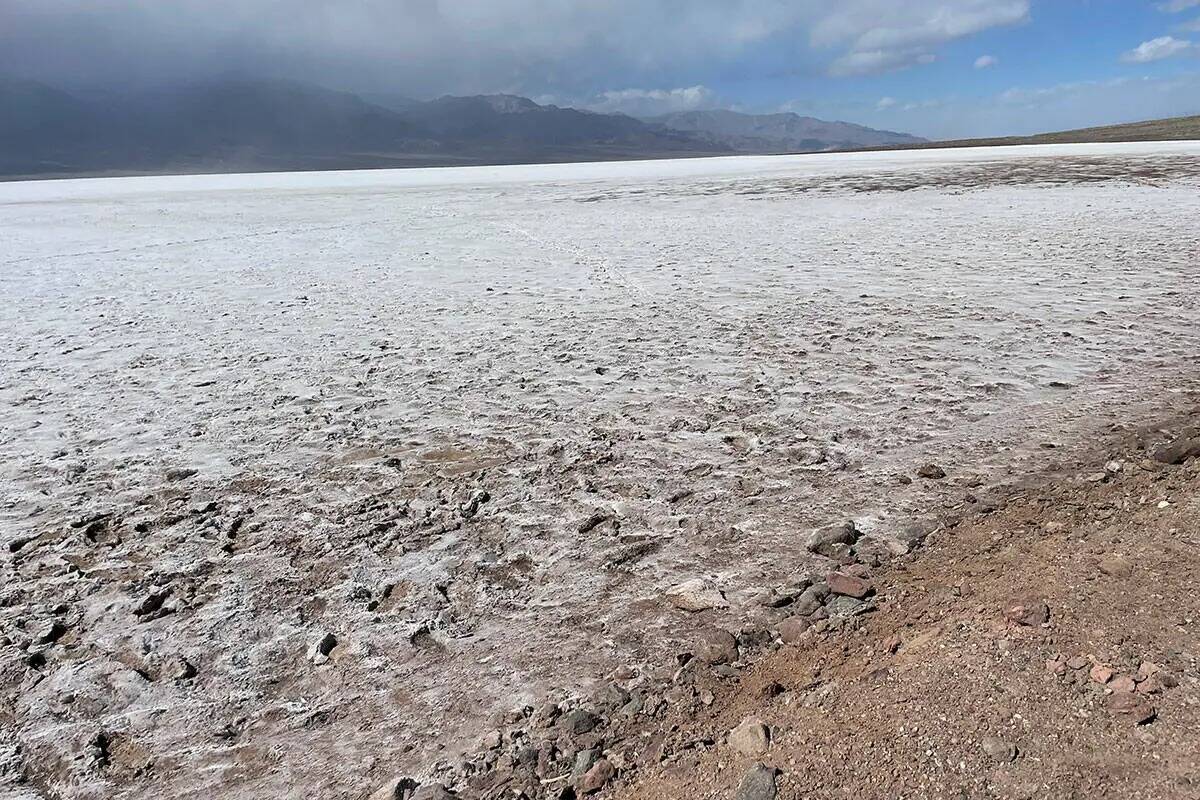 Partes de la salina seca de Badwater Basin han resurgido después de haber estado en el fondo d ...