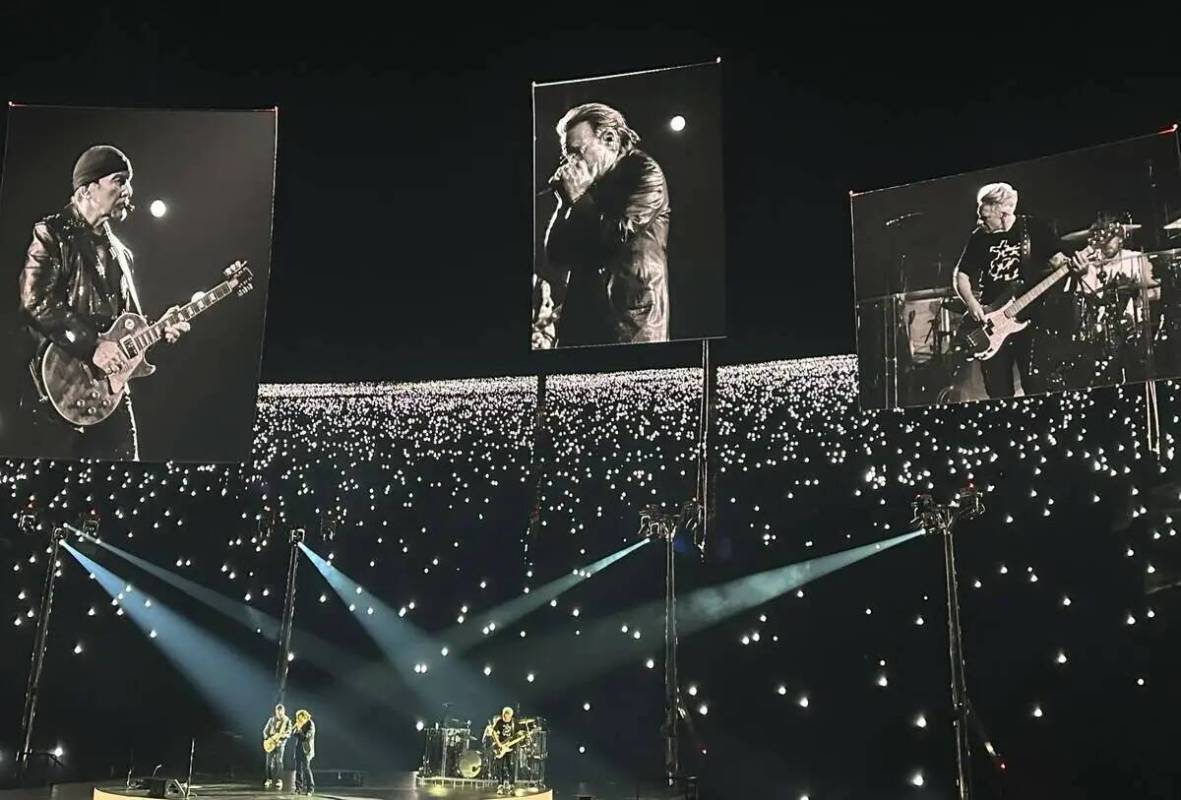 U2 aparece durante el estreno de "U2 UV: Achtung Baby" en la Sphere, el viernes 29 de septiembr ...