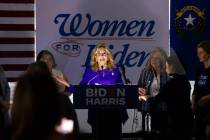 La primera dama Jill Biden habla a sus partidarios durante un acto de campaña animando a las m ...
