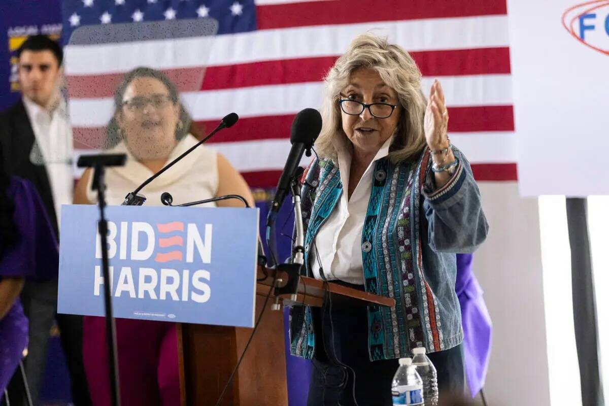 La representante Dina Titus, demócrata por Nevada, habla durante un acto de campaña para anim ...