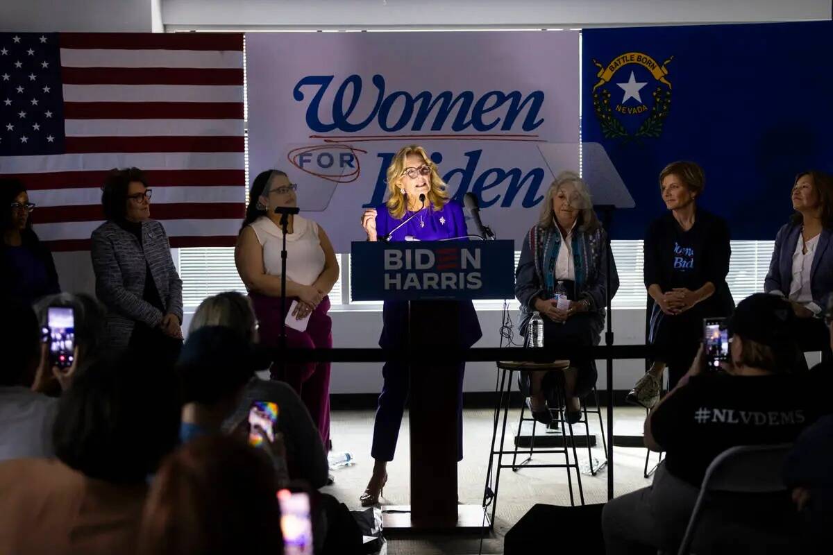 La primera dama Jill Biden habla a sus partidarios durante un acto de campaña para animar a la ...