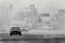 El polvo oscurece el Strip cerca de Sahara Avenue durante una tormenta de viento el 18 de junio ...