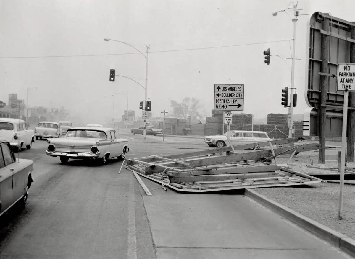 Escombros en la carretera tras una tormenta de viento el 7 de junio de 1964, en Las Vegas. (Arc ...