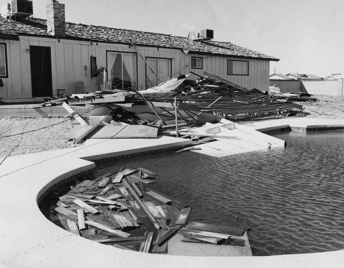 Material de vivienda se ve en una piscina después de una tormenta de viento el 21 de febrero 1 ...