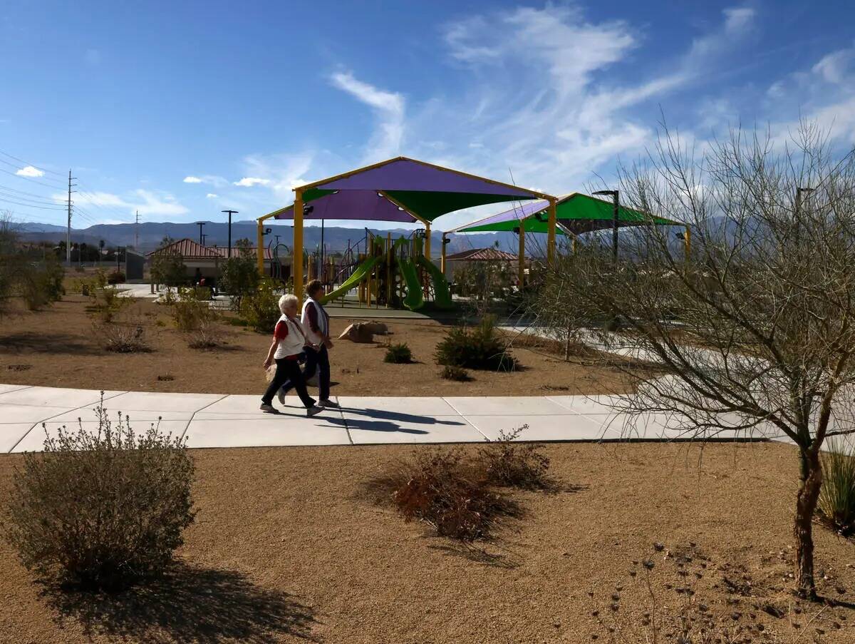 La gente camina en Echo Trail Park, el martes 5 de marzo de 2024, en Las Vegas. Los comisionado ...