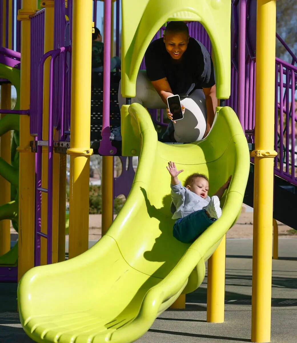 Aiyana Flores juega con su hija Laelia, de 14 meses, en Echo Trail Park, el martes 5 de marzo d ...