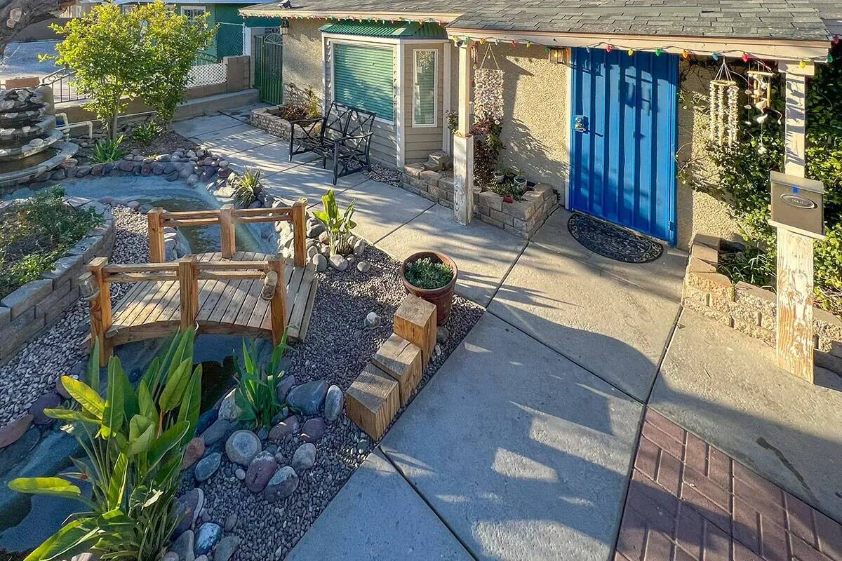 Un encantador jardín delantero en una casa en 1116 Webb Ave., North Las Vegas. (Bush Realty Group)