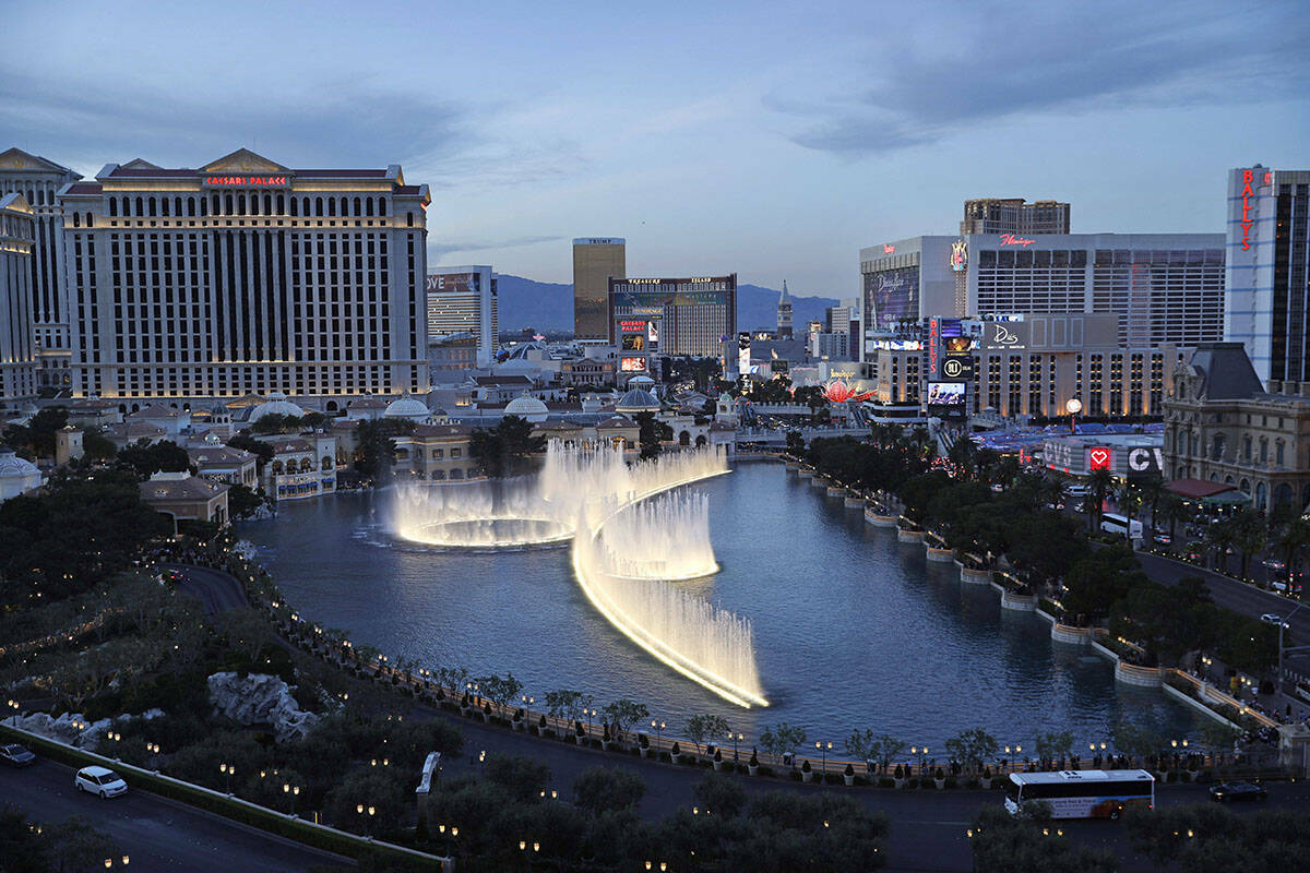 Las fuentes del Bellagio en funcionamiento a lo largo del Strip de Las Vegas, en Las Vegas, en ...
