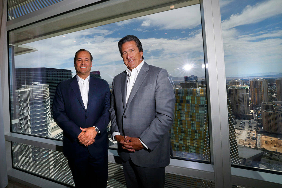 Anthony Capuano, presidente y director ejecutivo de Marriott International, a la izquierda, Bil ...