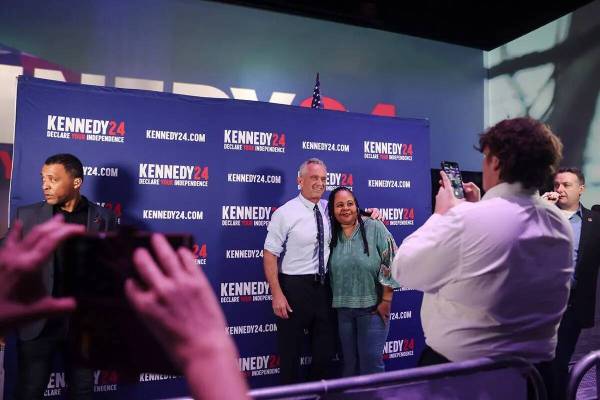 El candidato presidencial independiente Robert F. Kennedy se toma una foto con un simpatizante ...