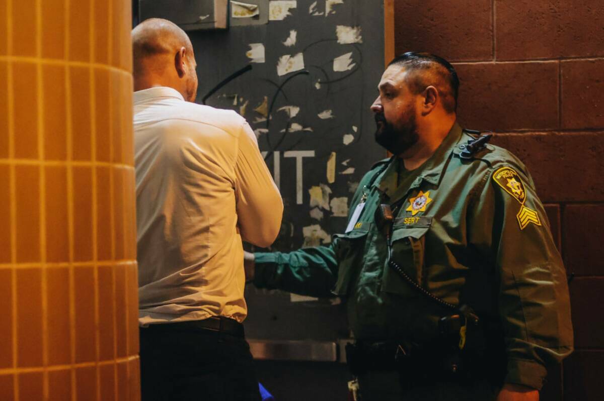 Daniel Rodimer, a la izquierda, habla con un oficial después de salir de la cárcel en el Cent ...