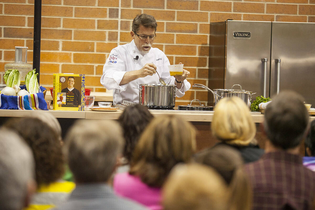 El chef Rick Bayless recibe el premio Chef del Año de Good Food y dirige una demostración de ...