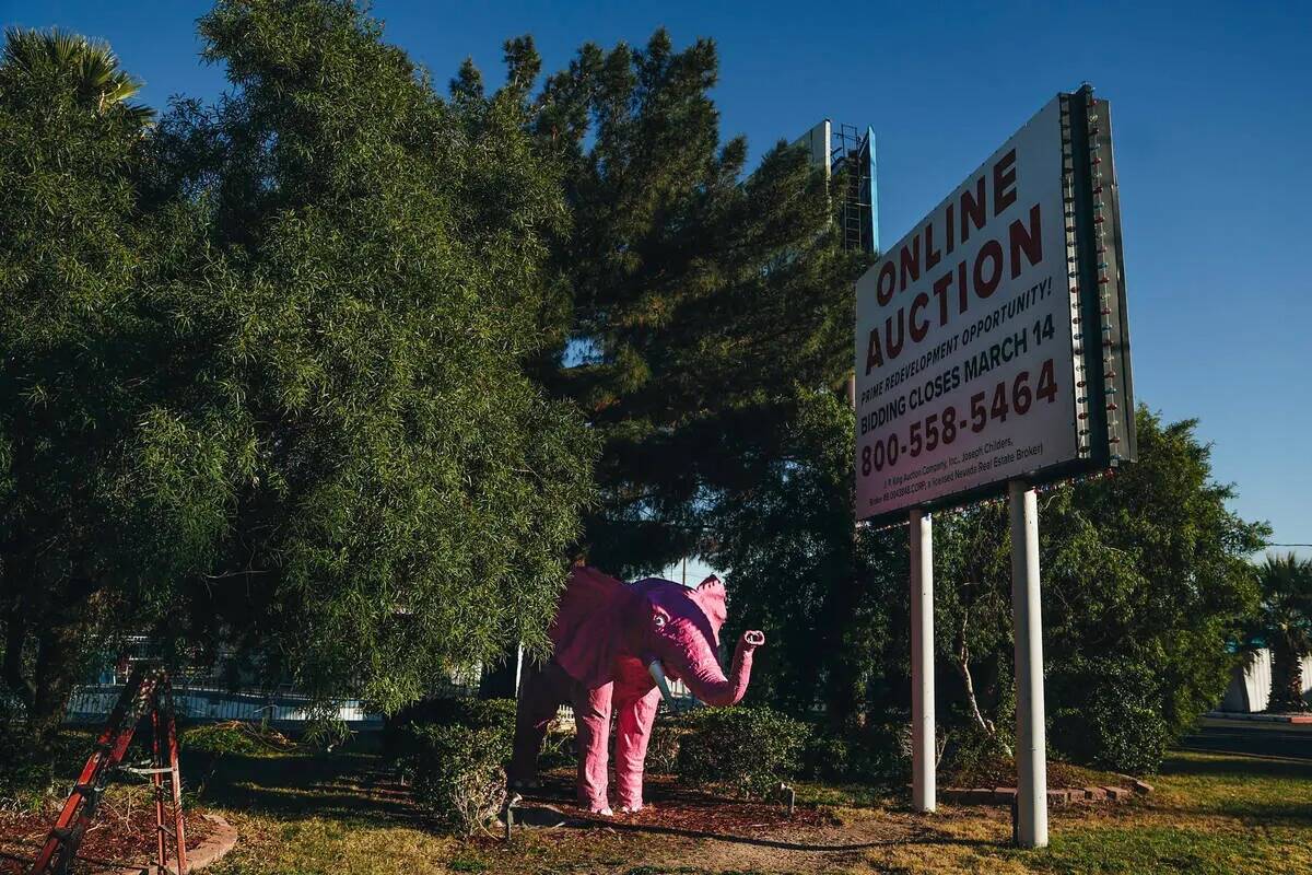 Una estatua de un elefante rosa en el Diamond Inn Motel, el jueves 28 de diciembre de 2023, en ...