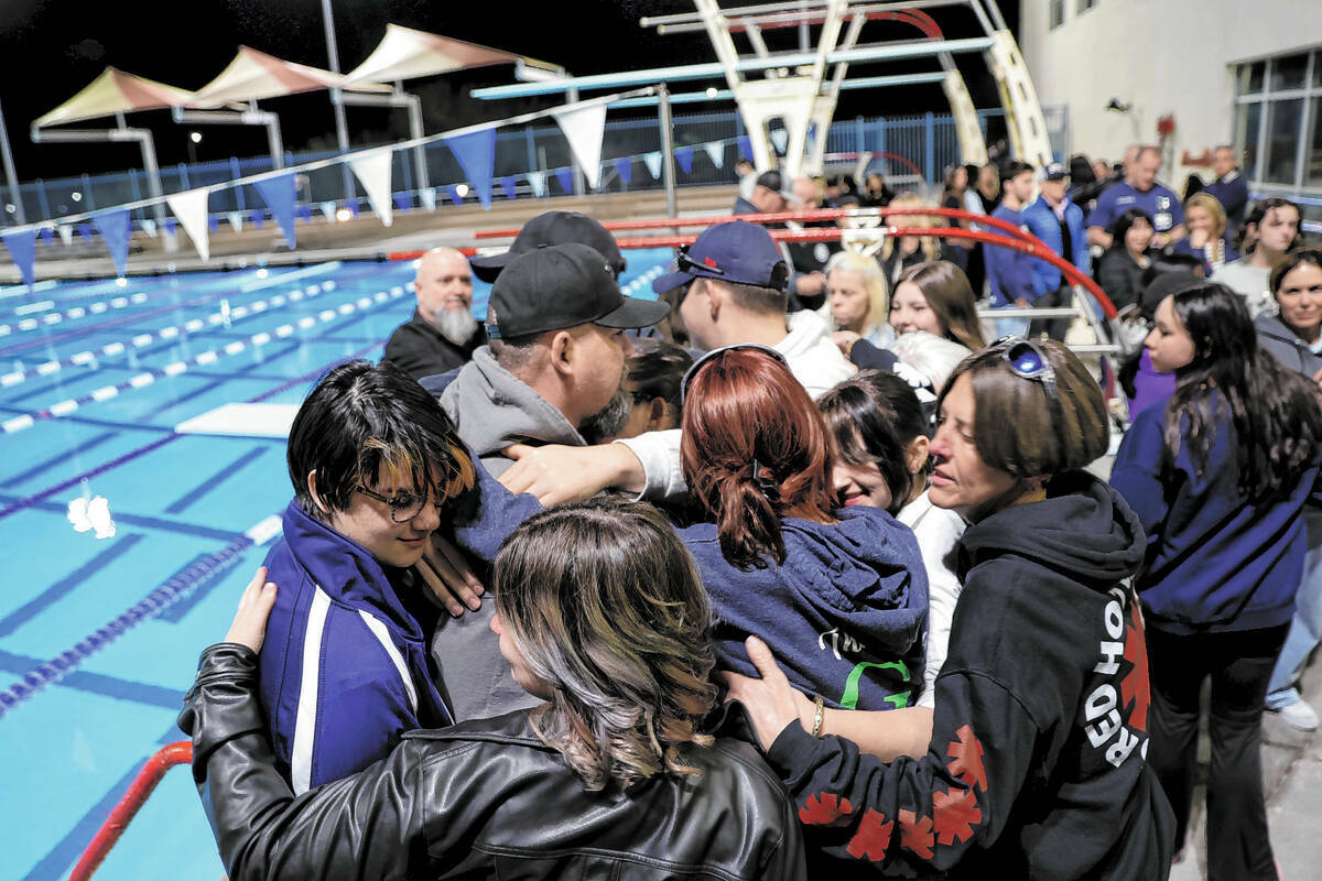 Seres queridos de la estrella de la natación Charlie Clark, de 19 años, se dan un abrazo grup ...