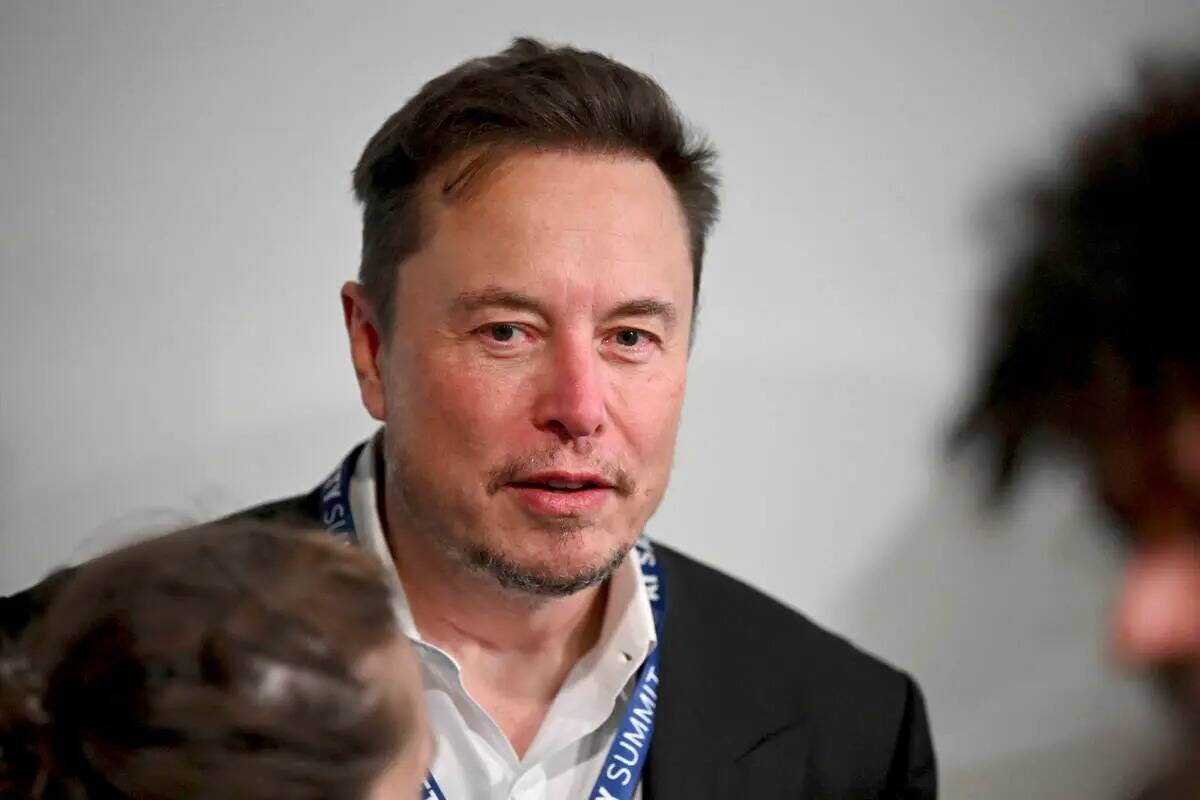 El director ejecutivo de Tesla, Elon Musk, asiste a la primera sesión plenaria de la Cumbre de ...