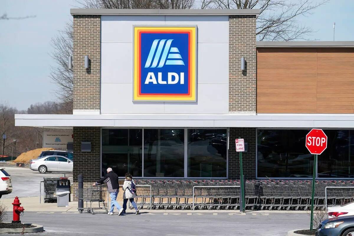 Clientes entran en un supermercado Aldi en Bensalem, Pensilvania, el 14 de marzo de 2022. El su ...
