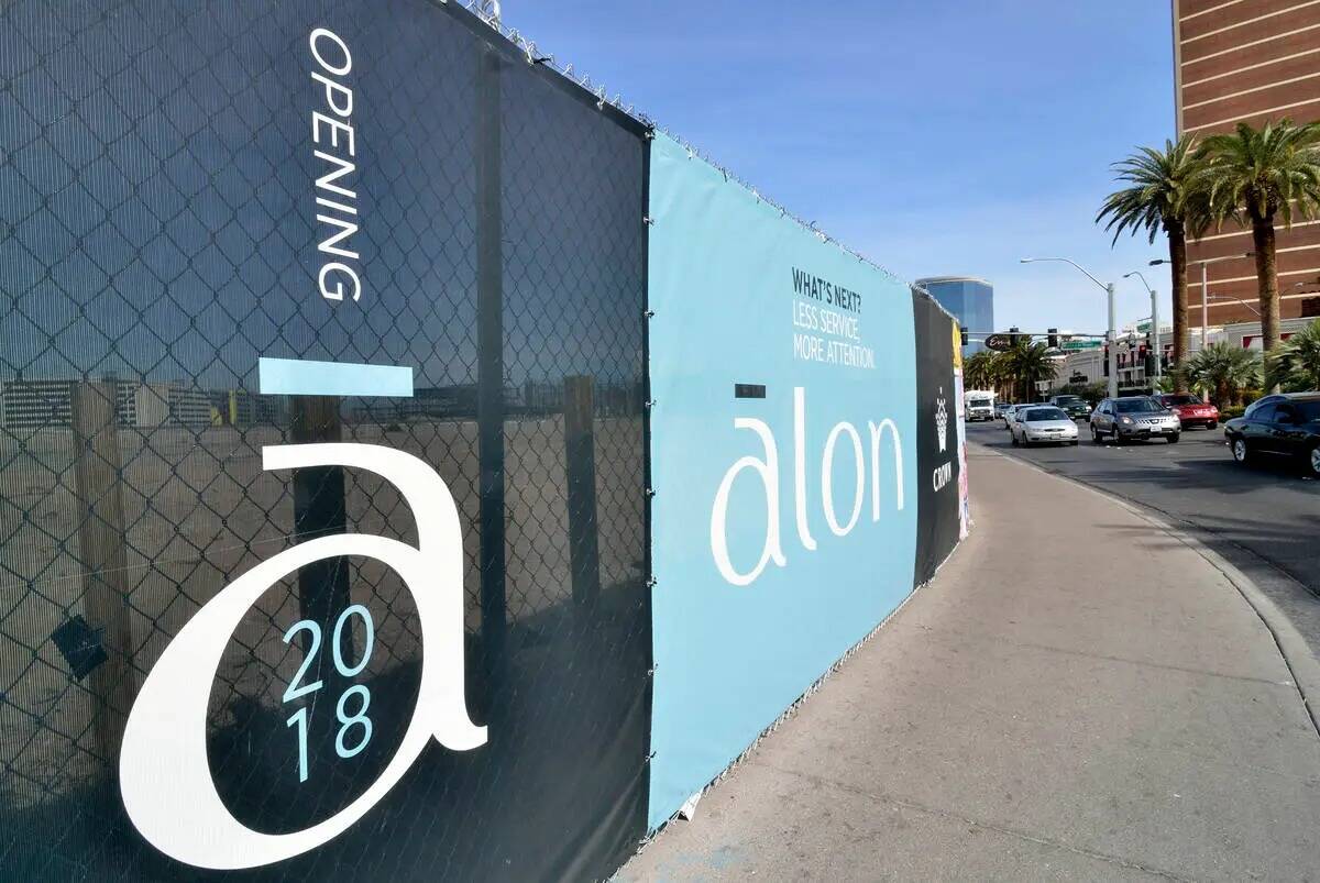 Señalización para el proyecto de hotel-casino Alon se muestra en la esquina de Las Vegas Boul ...