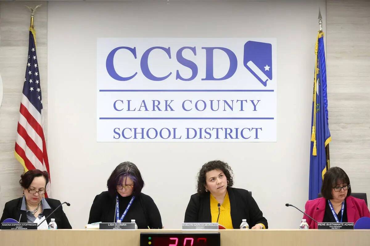 La Junta del Condado Clark se reúne para una reunión de la junta escolar en el Greer Educatio ...