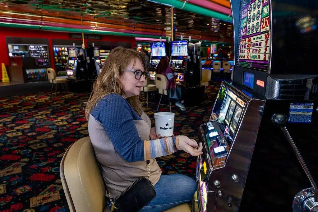 Jacy Pickens, de Carolina del Sur, juega a una máquina de 25 centavos en Slots A Fun, la renov ...