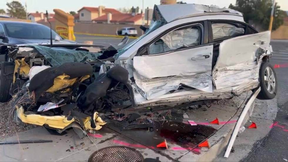 Un Pontiac G6 destruido se ve en un accidente del 9 de marzo de 2024 en Pecos Road y Hacienda A ...