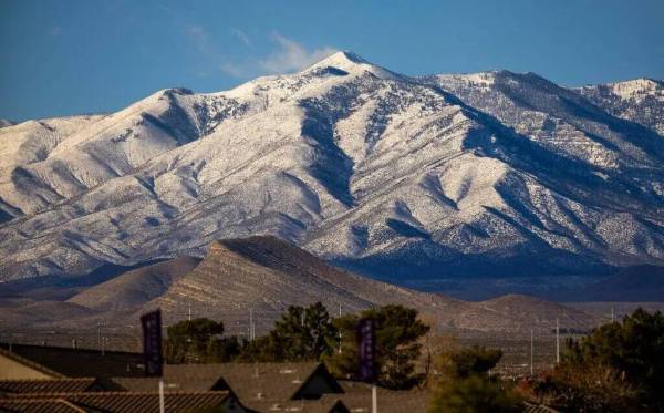 Las Spring Mountains, recién cubiertas de nieve, se ven desde el Monumento Nacional Tule Sprin ...