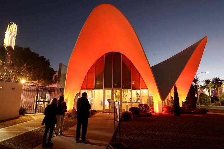 El público entra en el Neon Museum del centro de Las Vegas, el domingo 5 de diciembre de 2021. ...