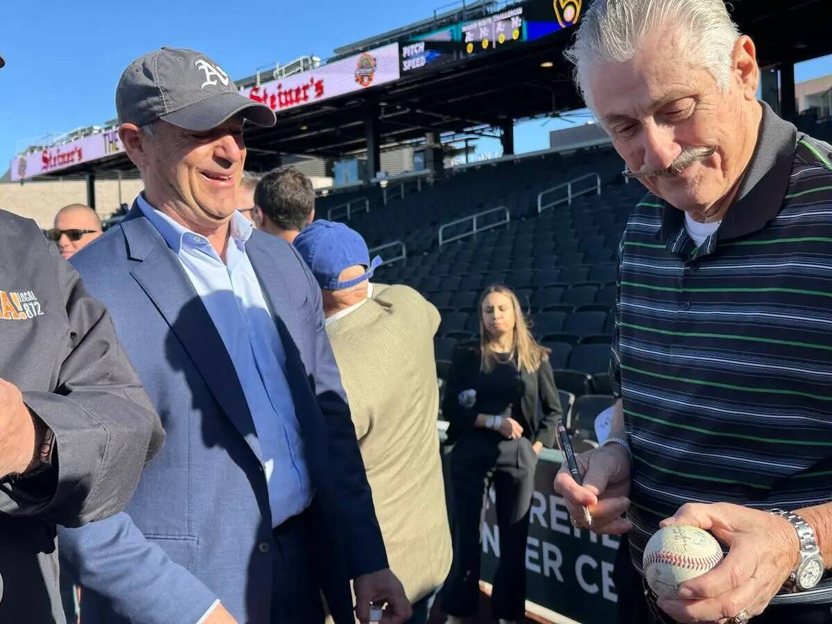 El dueño de los Oakland Athletics, John Fisher (izquierda), y el lanzador Rollie Fingers, miem ...