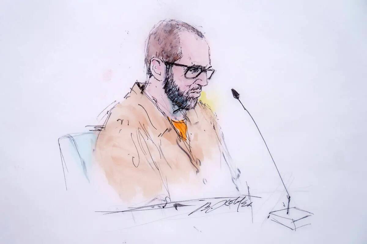 En este boceto de la sala del tribunal, el acusado Alexander Smirnov habla en el tribunal feder ...