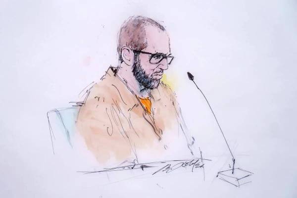 En este boceto de la sala del tribunal, el acusado Alexander Smirnov habla en el tribunal feder ...