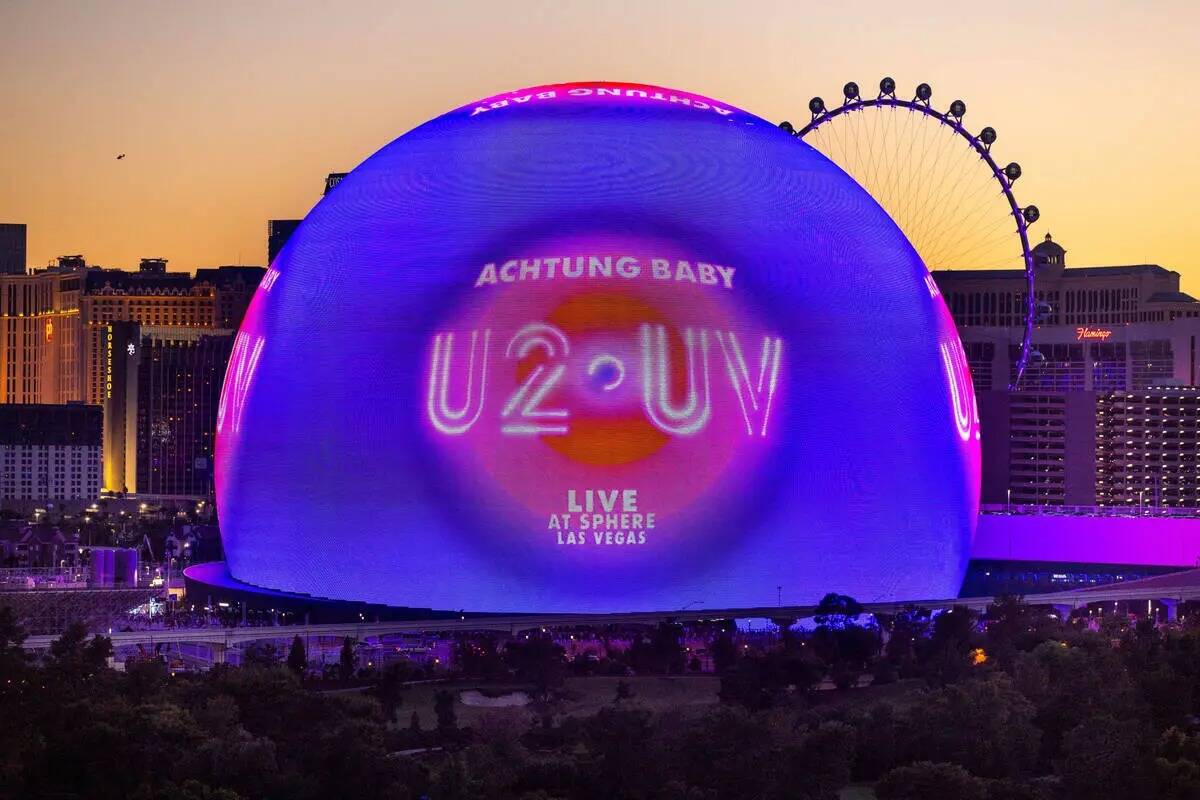 Un gráfico del espectáculo U2 UV Achtung Baby durante la noche de apertura del concierto Sphe ...