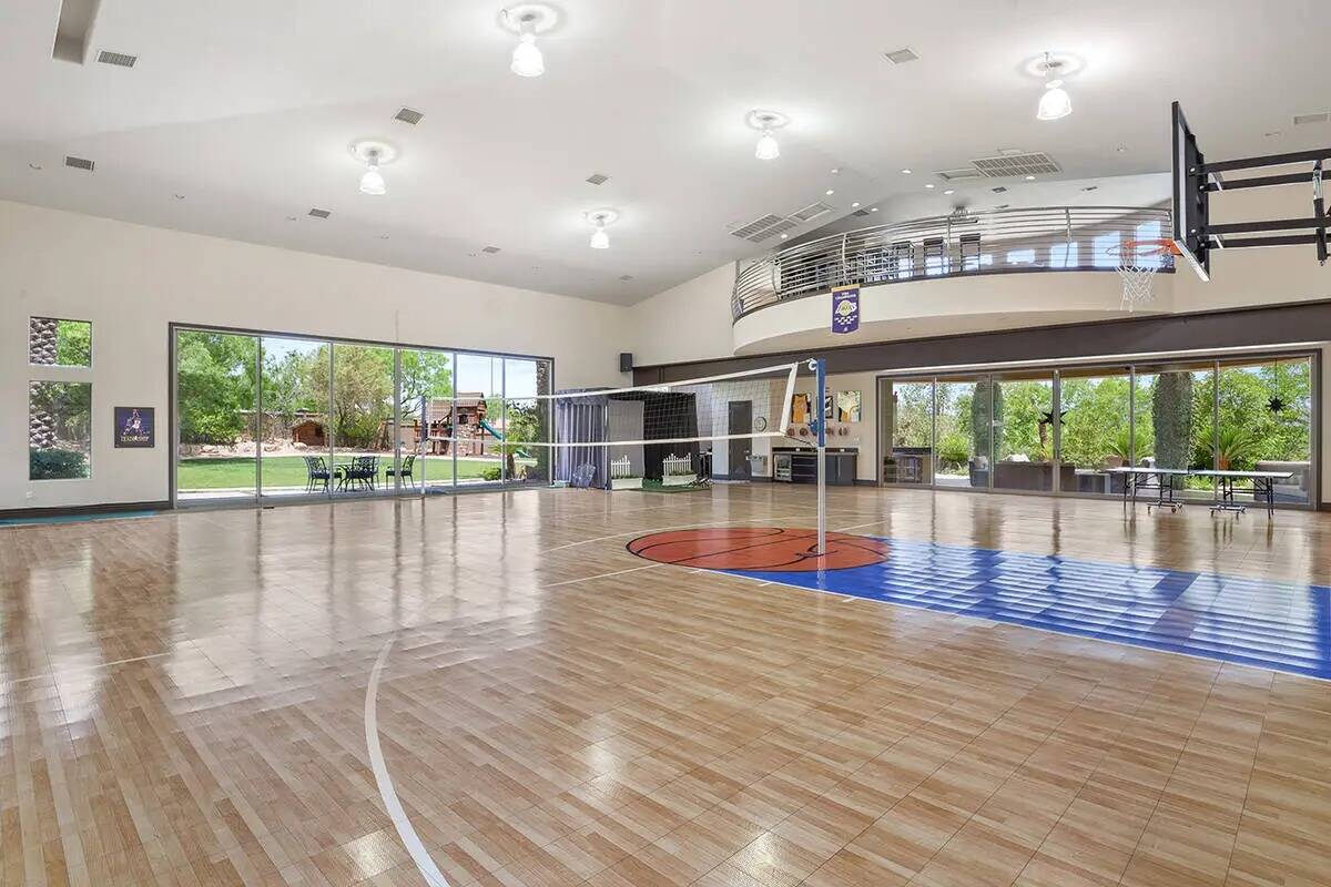 La residencia Summerlin tiene una cancha de básquetbol cubierta. (Luxury Estates International)