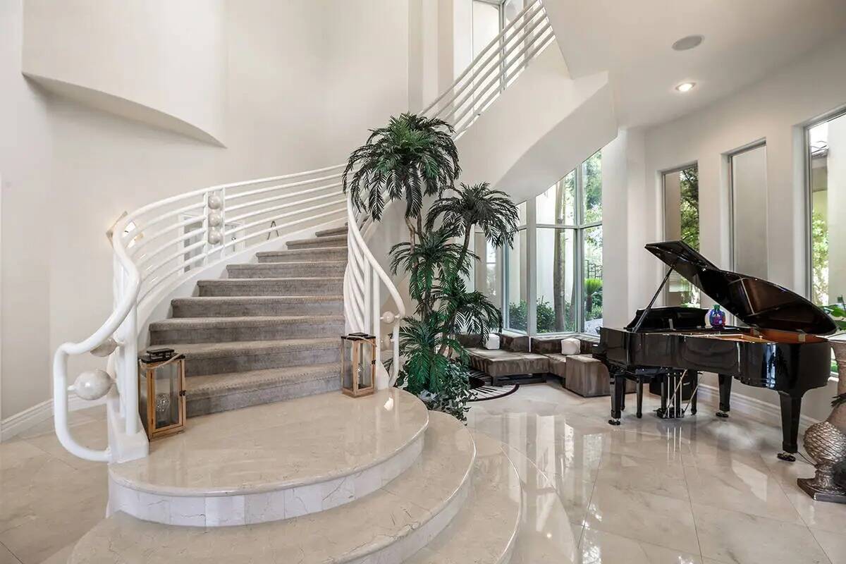 La residencia tiene una larga escalera hasta el segundo piso. (Luxury Estates International)