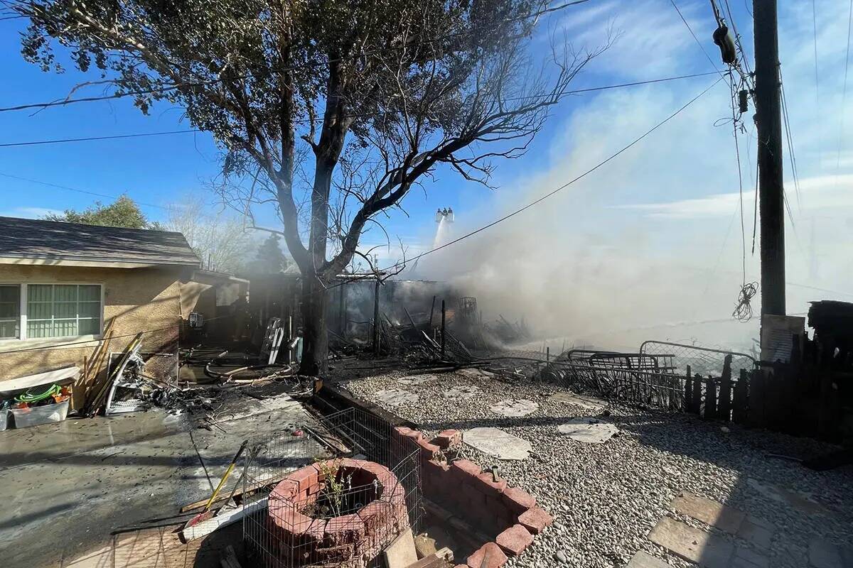 Cuadrillas luchan contra un incendio residencial el miércoles, 13 de marzo de 2024, en la cuad ...